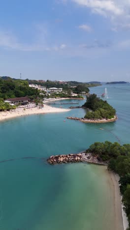 rotation über den wunderschönen tropischen stränden von sentosa island, singapur, vertikales video