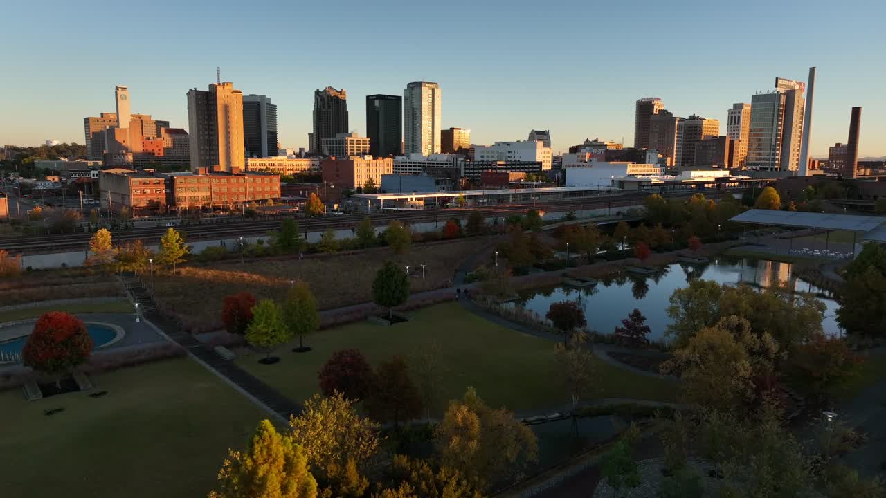 Skyline di Birmingham, Alabama all'alba.