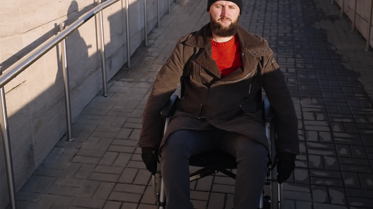 도시 거리에서 체어에 앉은 남자