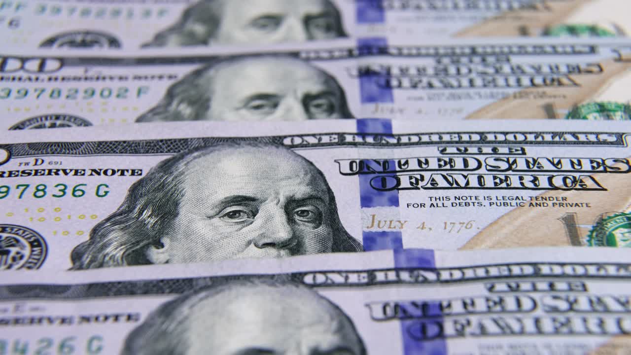 billetes de dólar estadounidense, dinero de papel, moneda de tasa de cambio. billetes de efectivo. el concepto de finanzas e inversión. cien dólares estadounidenses. economía empresarial