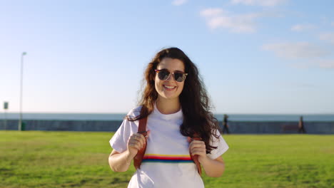 retrato de una joven turista de pie