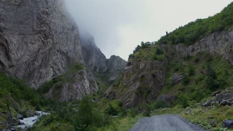 paisaje de valle de montaña con niebla