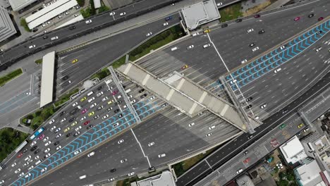 vista de arriba de la autopista, el tráfico vial es una infraestructura importante