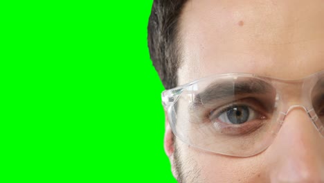 primer plano de un hombre con gafas de protección