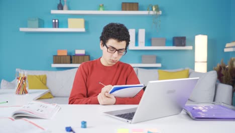 Männlicher-Student-Lernt,-Macht-Hausaufgaben,-Benutzt-Laptop,-Denkt-Nach,-Beantwortet-Fragen.