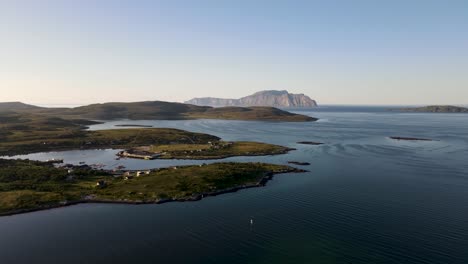 Drohnenaufnahme-Auf-Der-Insel-Vannoya-Aufgenommen-Auf-Der-Insel-Norwegen