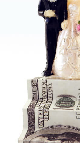 estatuilla de pie en un billete de un dólar