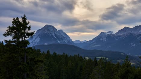 Timelapse-De-La-Puesta-Del-Sol-De-Las-Montañas-En-Los-Alpes-De-Seefelder-Joch-Cerca-De-Seefeld-En-Tirol,-Austria