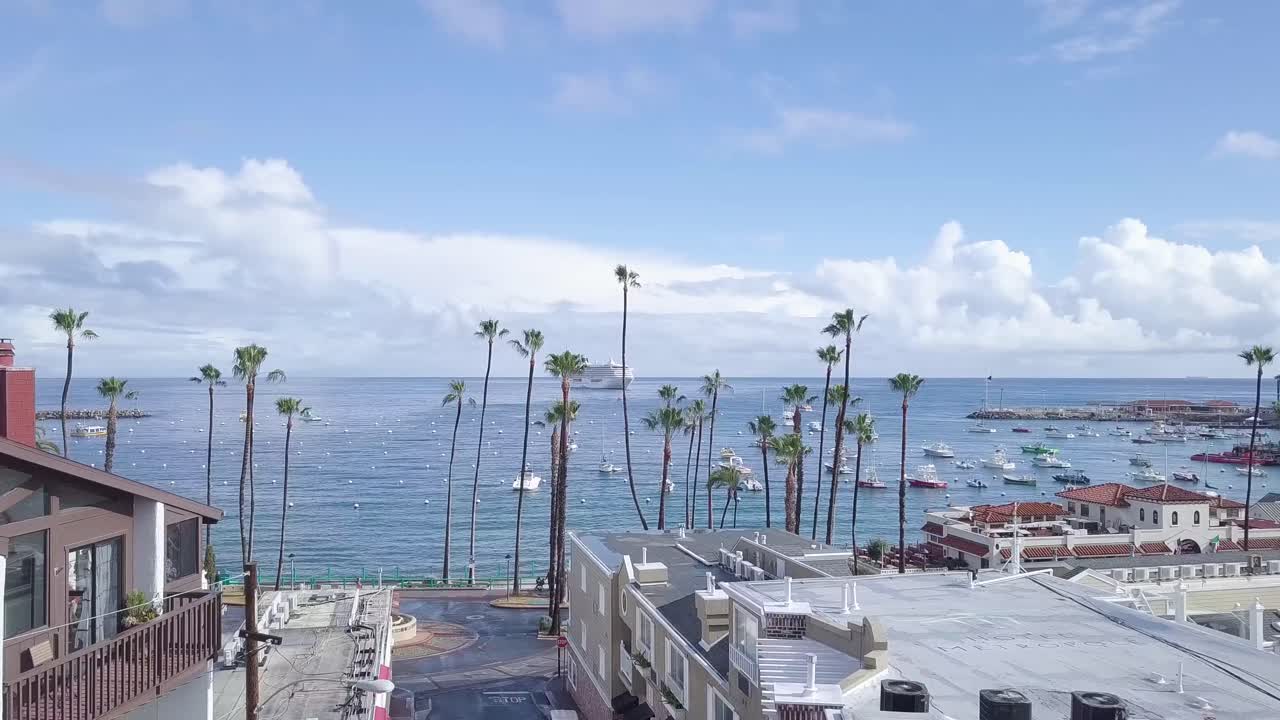 카탈리나 섬의 바다를 향해 날아가는 모습, 4k로 드론 촬영