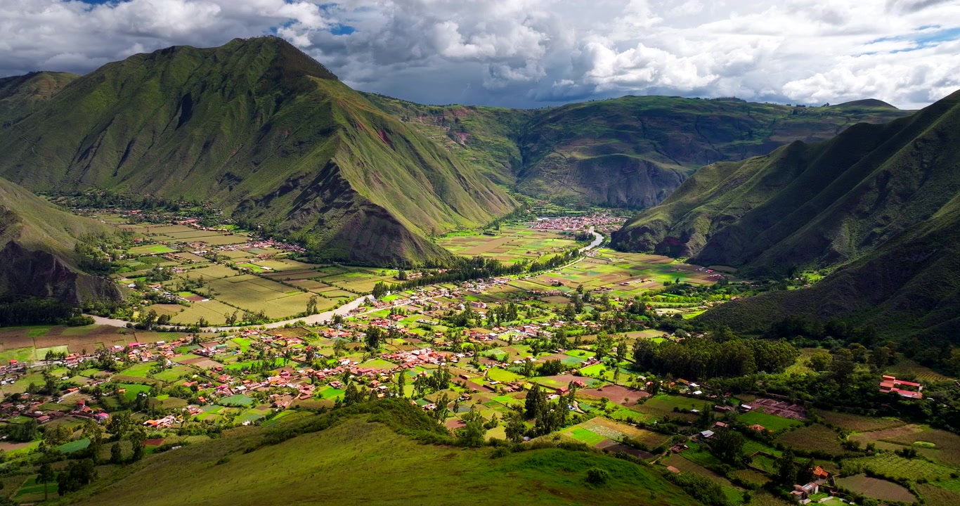 Vista aerea con drone sulla lussureggiante città di Huayllabamba nella Valle Sacra di Urubamba in Perù.