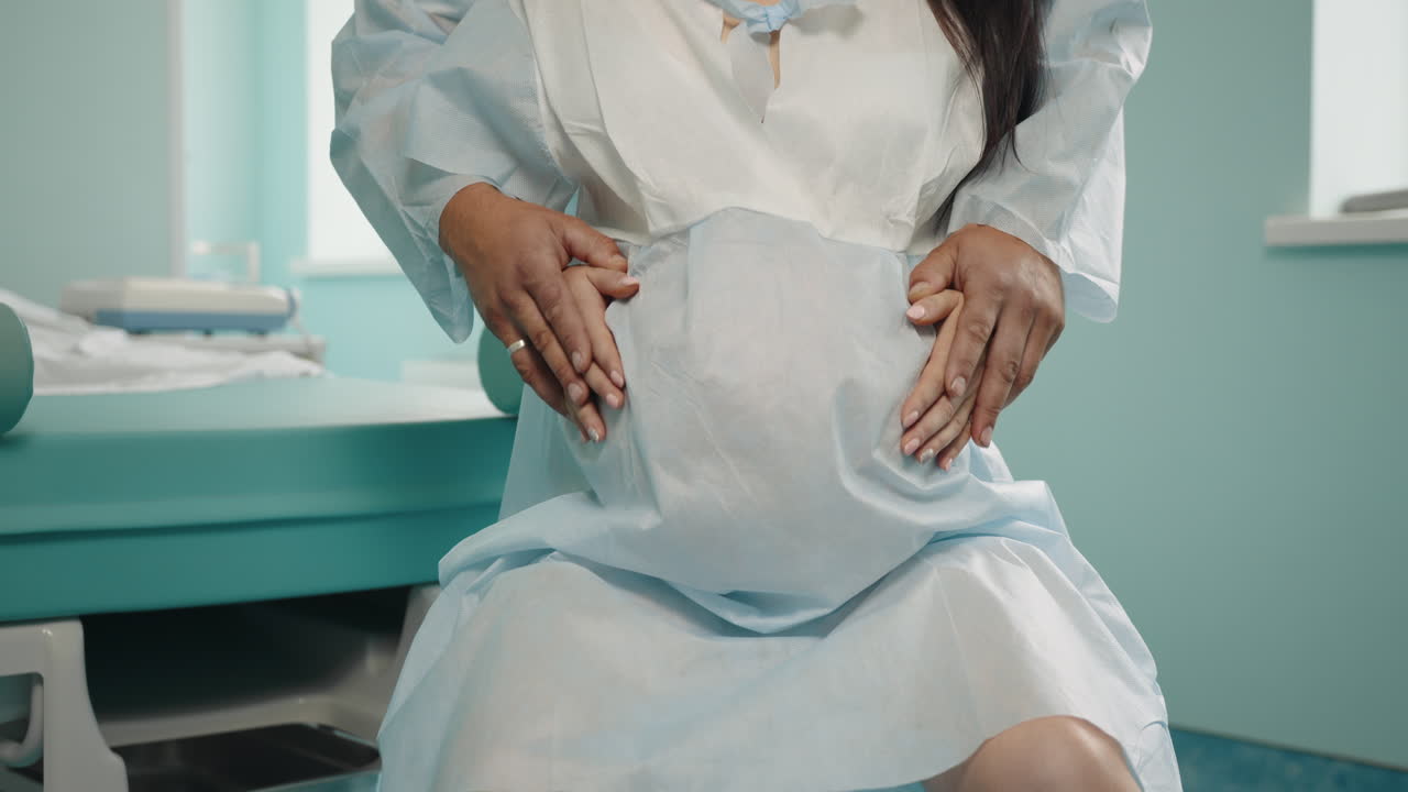 médico que apoya a la mujer embarazada durante el parto