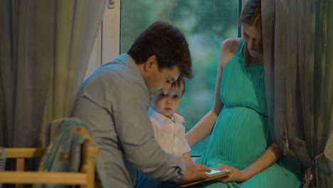 Familie-Verbringt-Den-Abend-Mit-Tablet-PC