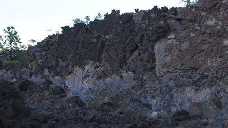 Volcán-árido-Paisaje-Rocoso,-Muñeca-A-La-Derecha