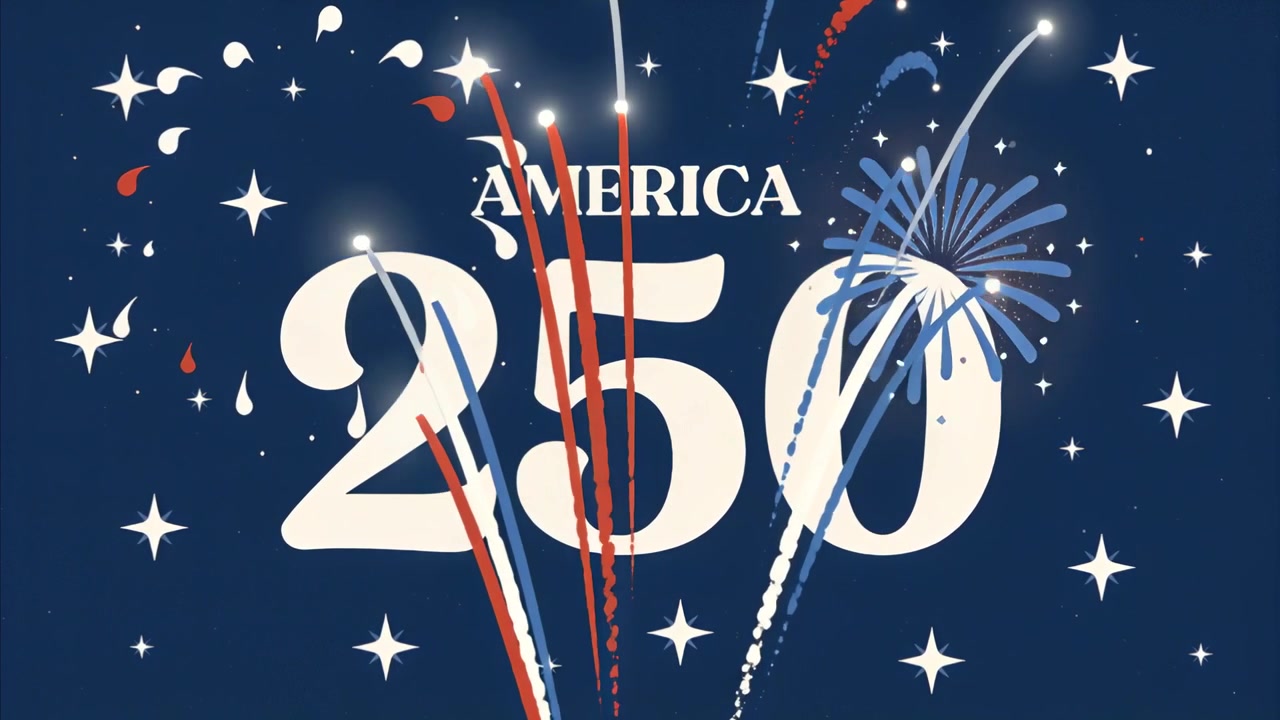 Iniziando con un'esplosione rossa e scie ascendenti, il titolo AMERICA 250 e fuochi d'artificio che celebrano su un cielo blu notte.