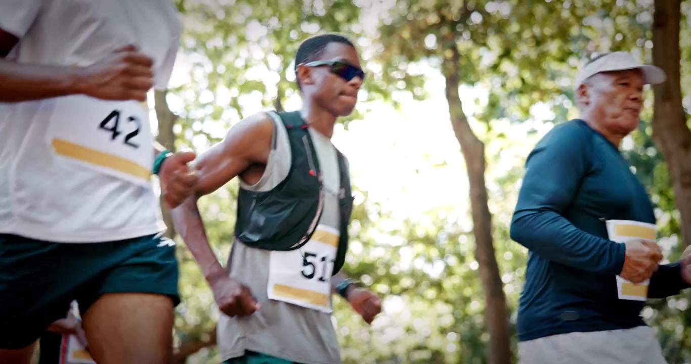 Gruppo Diversificato di Corridori che Partecipano a una Maratona