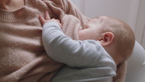 Madre-Amamantando-A-Un-Bebé-En-Casa-Mamá-Amamantando-A-Un-Bebé-Alimentando-A-Un-Niño-Amamantando-Leche-Del-Seno-Maternidad-Atención-De-Maternidad