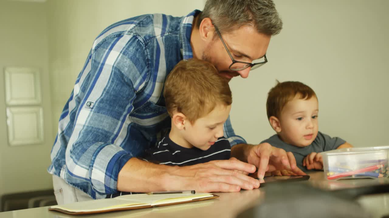 padre y hermanos usando tableta digital en la sala de estar 4k