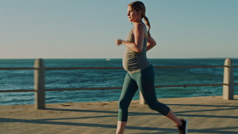Correr,-Embarazada-Y-Hacer-Ejercicio-Con-Una-Mujer-Atleta