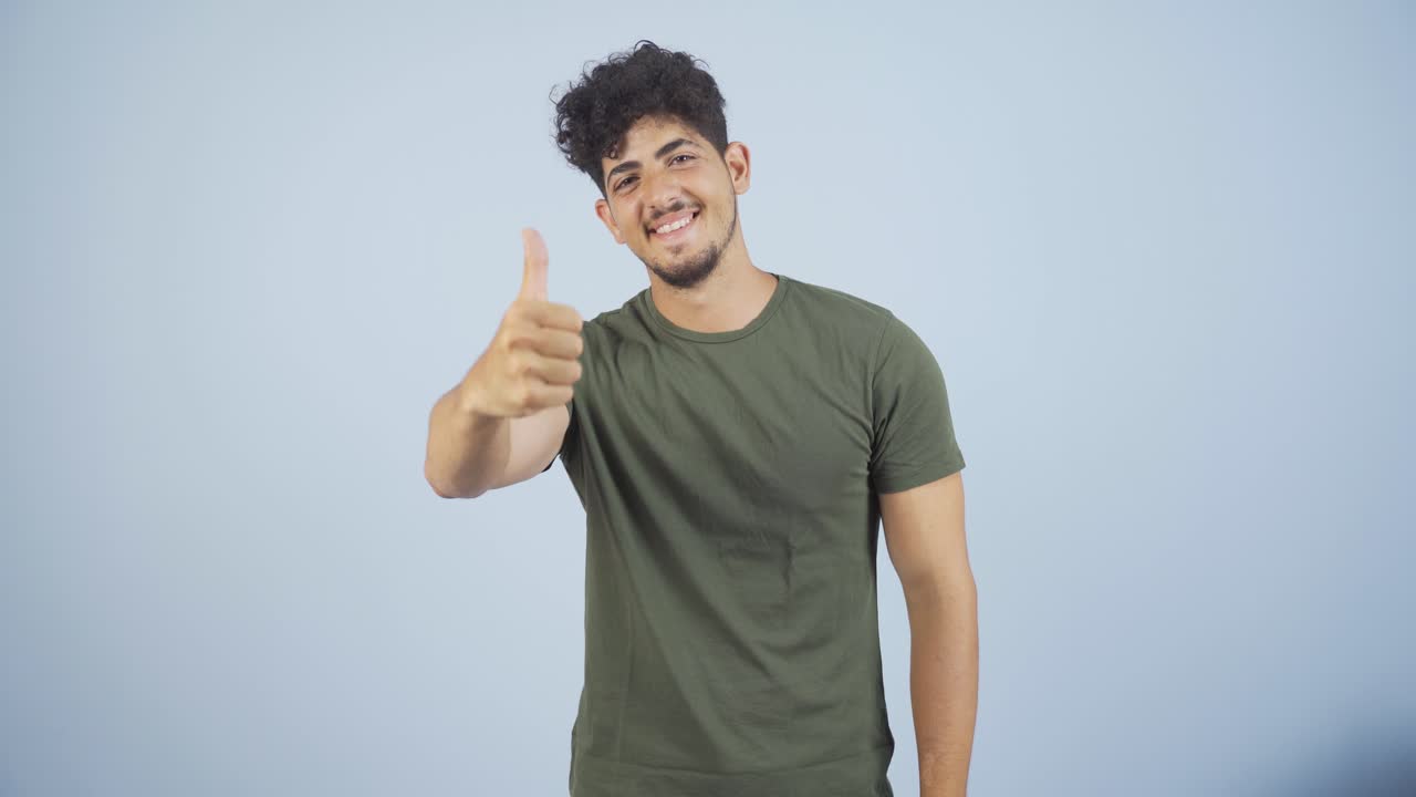 hombre haciendo un gesto positivo a la cámara.