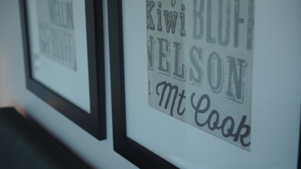 닫기 - 고급스럽고 현대적인 부티크 호텔 객실 - 침대, 베개, 쿠션, 램프 닫기