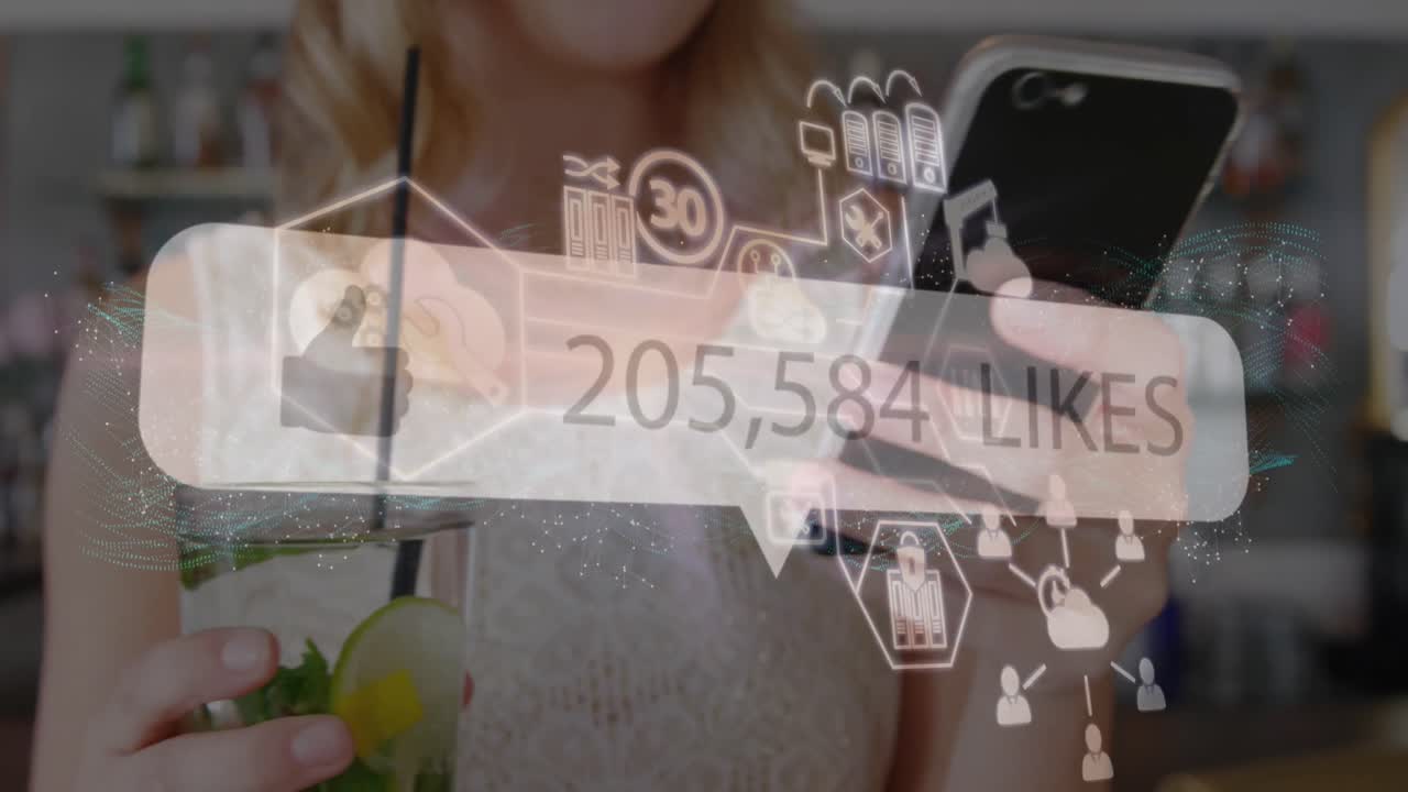 анимация икон социальных сетей над кавказскими женщинами, использующими смартфоны