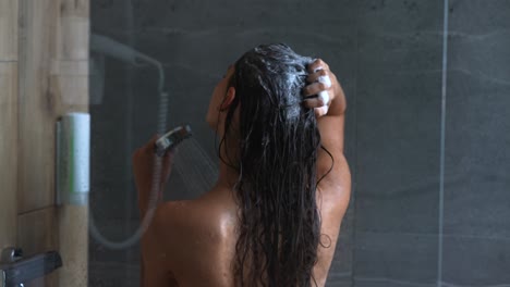 mujer tomando una ducha.