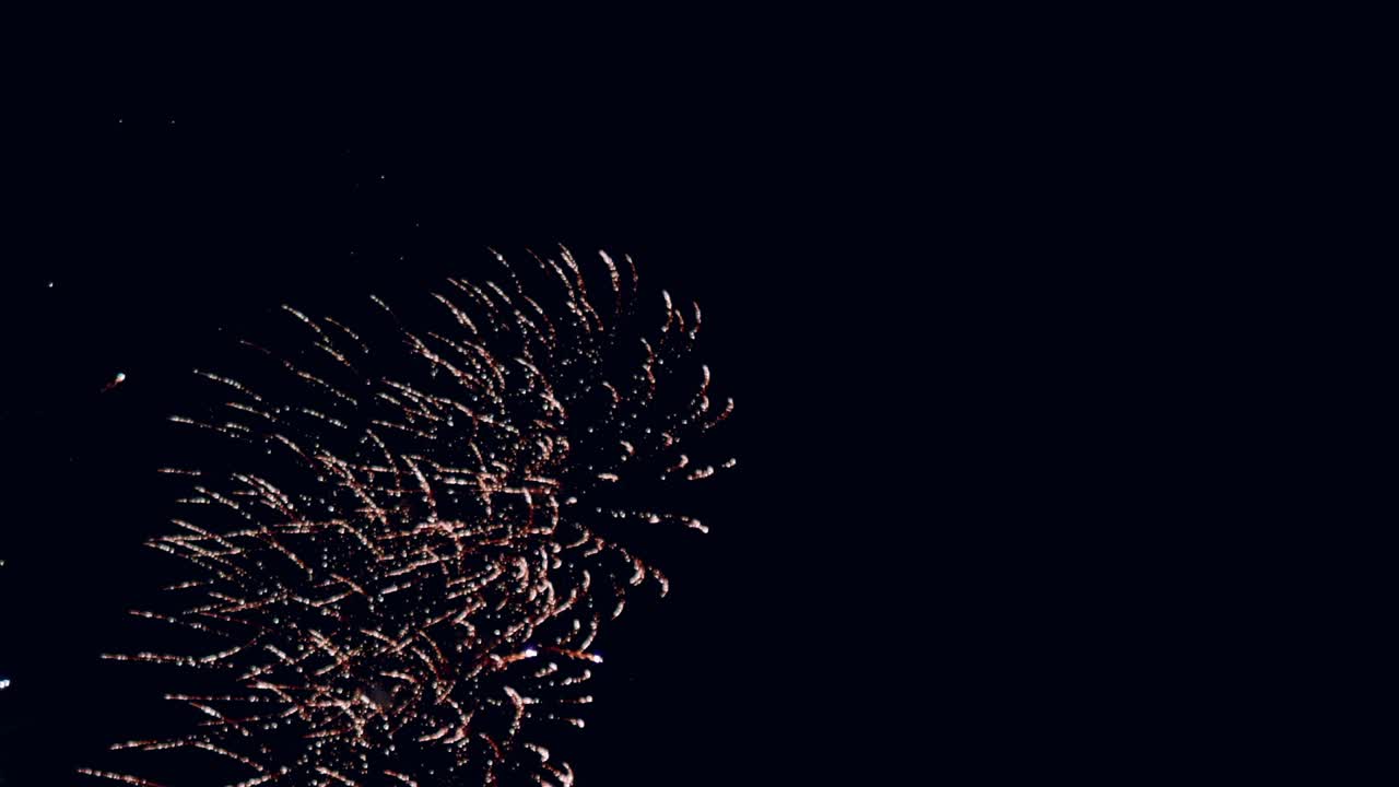Celebrazione di Capodanno con spettacolo pirotecnico: fuochi d'artificio astratti, multicolori, grandi, luminosi e scintillanti con effetti bokeh nel cielo notturno