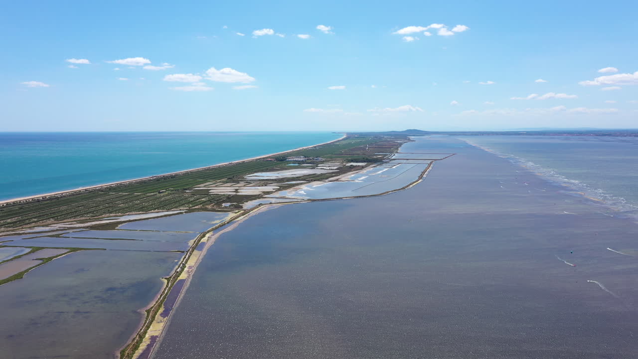set viñedos de la costa etang de thau y mar mediterráneo vista aérea amplia