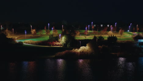 vista nocturna del parque pae, tallin, estonia