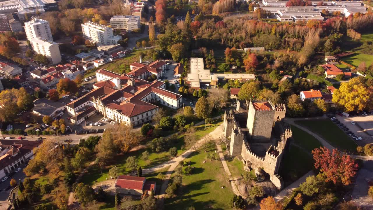 Panoramaudsigt fra luften over Guimarães gamle bydel i Portugal med bymidten og en middelalderlig stenborg