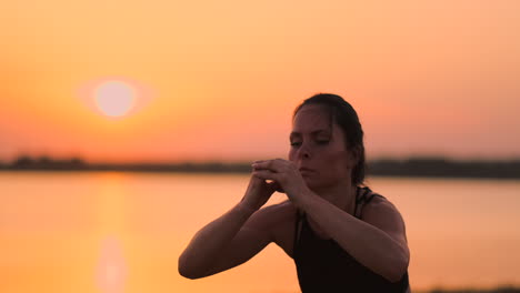 Eine-Frau-Macht-Sit-ups-Bei-Sonnenuntergang-Am-Strand-In-Zeitlupe.-Trainieren-Sie-Die-Muskeln-Der-Hüfte