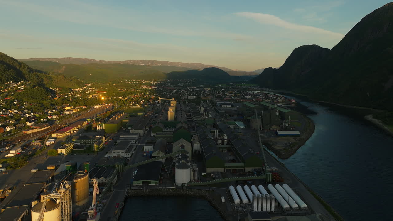 모조엔 시, 항해 및 산업 위치