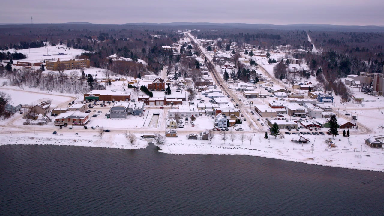 Záběr z dronu letícího nad Huronským zálivem směrem k městu L'anse v severním Michiganu