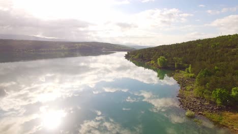 Fluss-Und-Grüne-Natur,-Himmel-Voller-Wolken-2