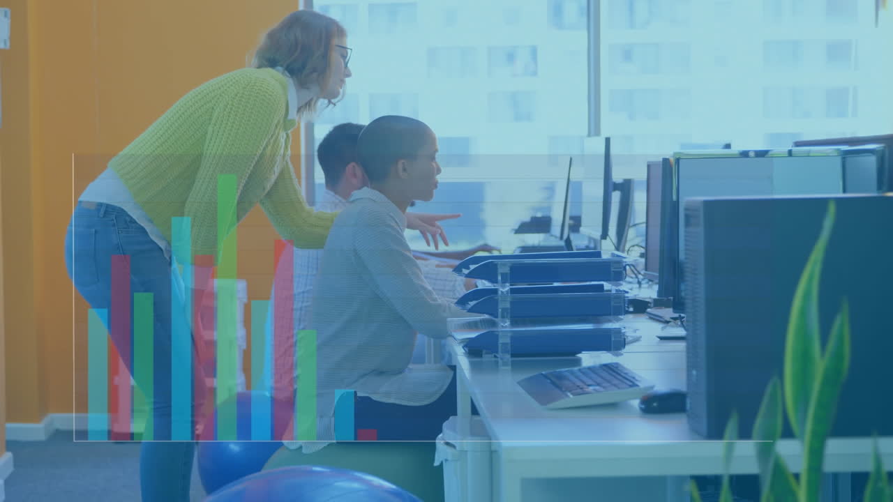 animación de gráfico multicolor sobre gerente caucásica discutiendo con compañeros de trabajo en el escritorio
