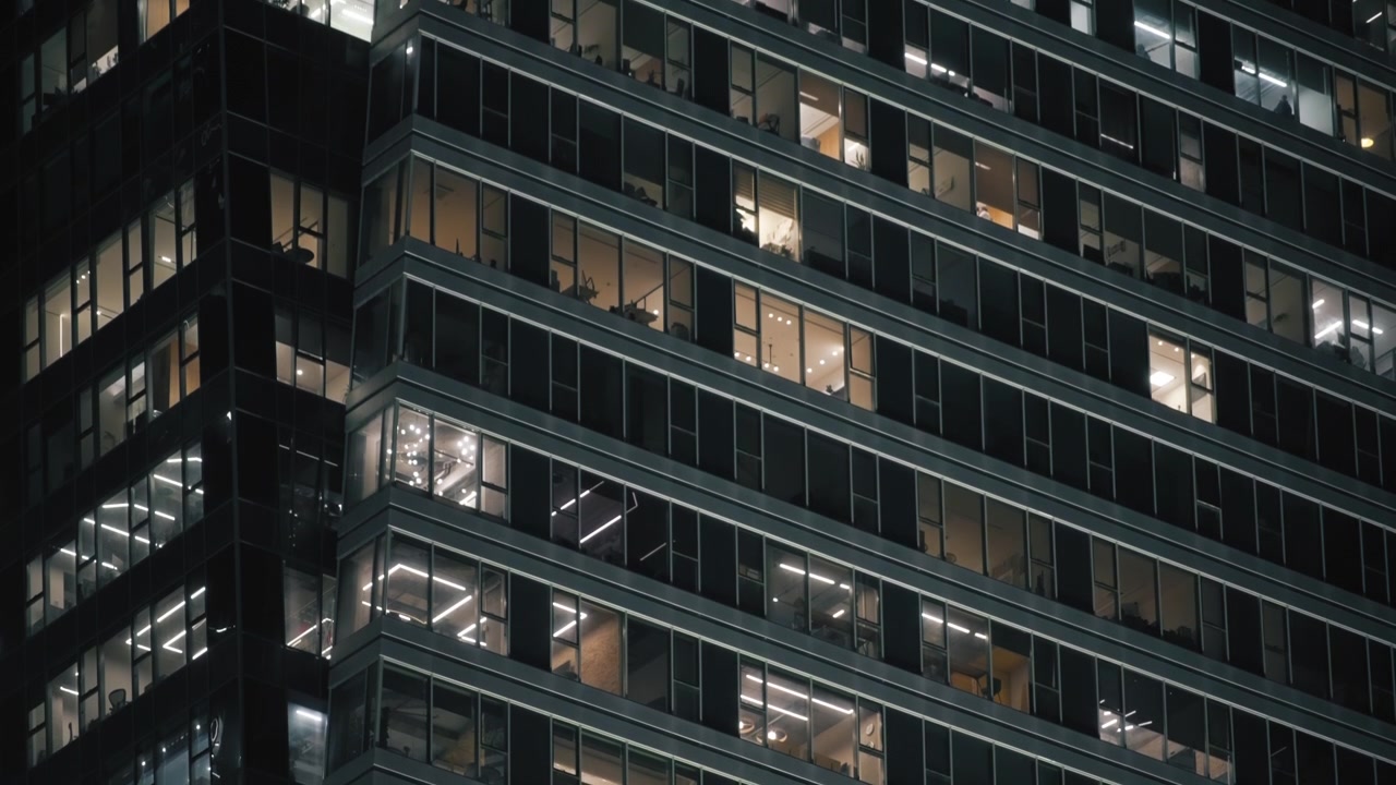 Edificio de oficinas de gran altura por la noche