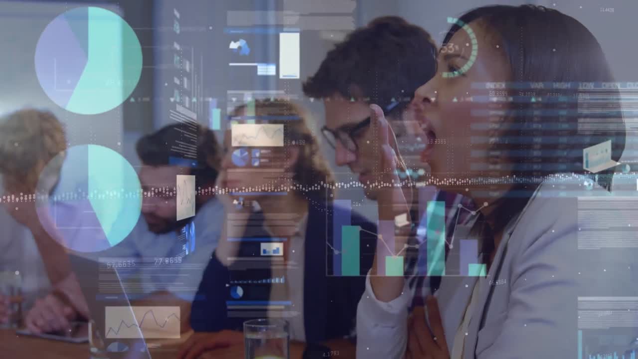 animación del procesamiento de datos financieros sobre diversas personas de negocios