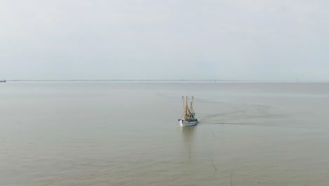 &quot;Un-Pequeño-Y-Pintoresco-Barco-Pesquero-Se-Acerca-Suavemente-A-La-Impresionante-Costa,-Navegando-Desde-El-Vasto-Mar-Abierto.