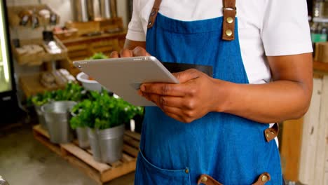 Männliches-Personal-Nutzt-Digitales-Tablet-Im-Supermarkt-4K