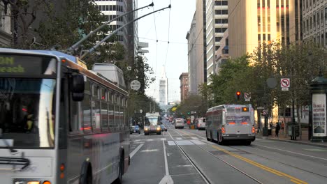 busse, die die market street san francisco hinunterfahren