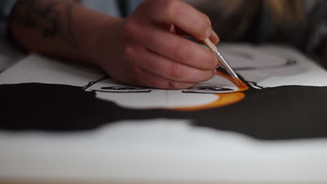 una mujer pintando un retrato.