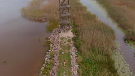 Abenteuer-Ihres-Lebens,-Eintritt-In-Den-Wachturm-Vortsjarv,-Estland,-Luftaufnahme