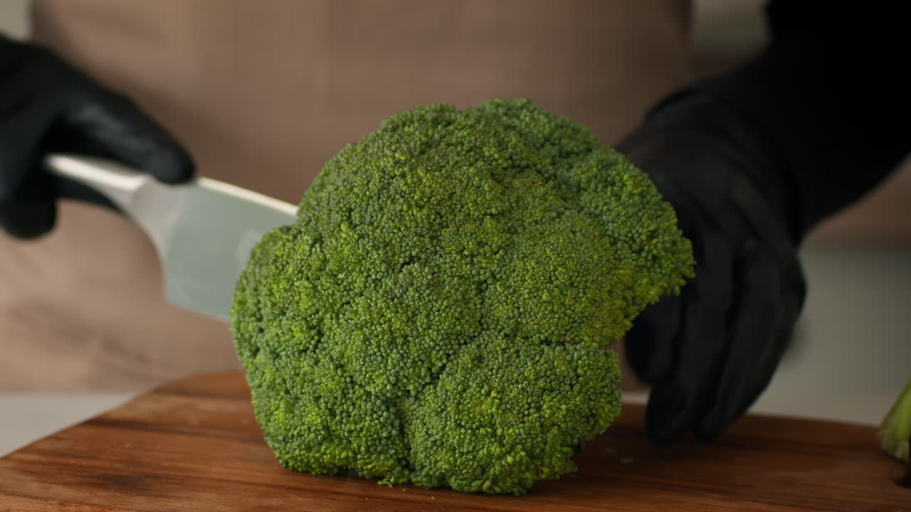 브로콜리를 준비하는 요리사