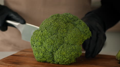 chef che prepara i broccoli
