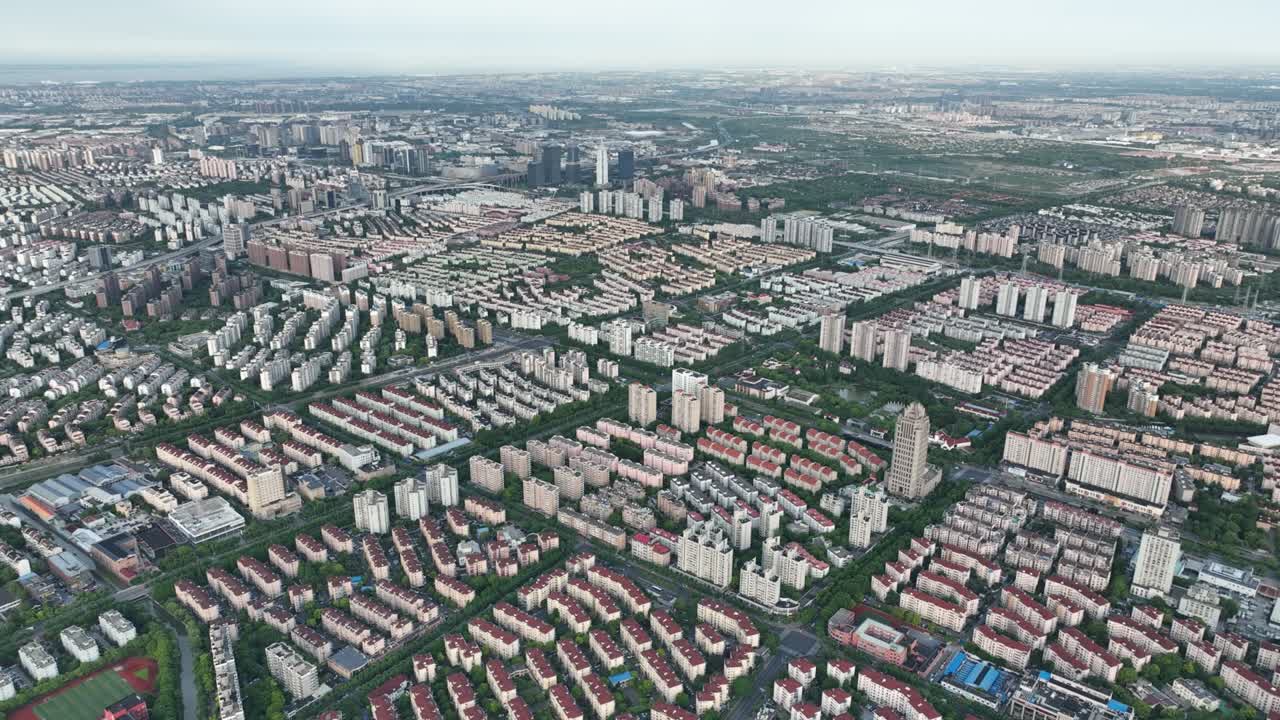 드론에서 도시의 스카이 라인 줄에 있는 건물의 공중 전망