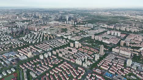 vista aérea de aviones no tripulados de edificios en filas del horizonte en la ciudad