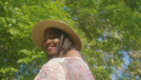 Mujer-Negra-Caminando-Y-Sonriendo-En-Un-Picnic-En-El-Parque-De-ángulo-Bajo