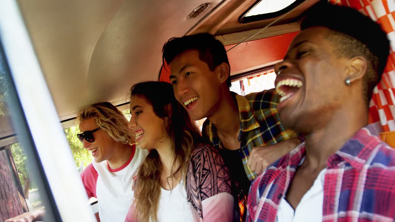 밴 4k에서 즐기는 친구들