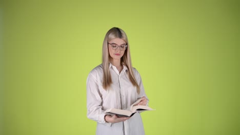retrato de una joven rubia muy bonita posando y leyendo un libro, tiro de estudio colorido