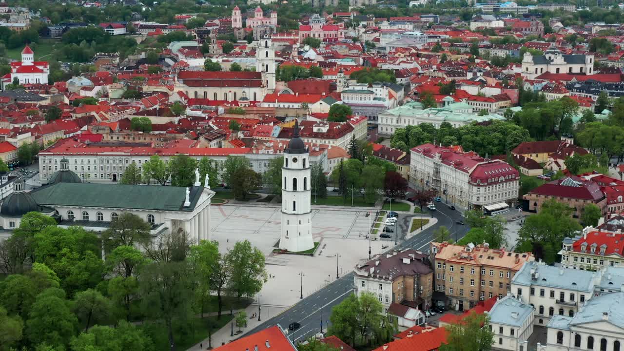 plaza de la catedral de vilnius y su campanario en el casco antiguo de vilnius, lituania